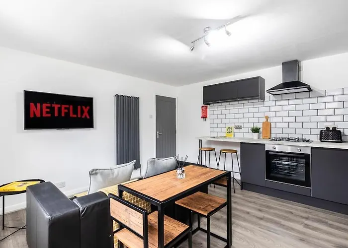 Hot - Luxury Close To Centre